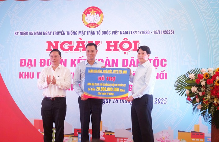 Chủ tịch nước Lương Cường chia sẻ với những mất mát của bà con vùng lũ Đà Nẵng - Ảnh 3. Chủ tịch nước Lương Cường chia sẻ với những mất mát của bà con vùng lũ Đà Nẵng - Ảnh 3.