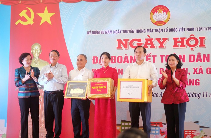 Chủ tịch nước Lương Cường chia sẻ với những mất mát của bà con vùng lũ Đà Nẵng - Ảnh 5. Chủ tịch nước Lương Cường chia sẻ với những mất mát của bà con vùng lũ Đà Nẵng - Ảnh 5.