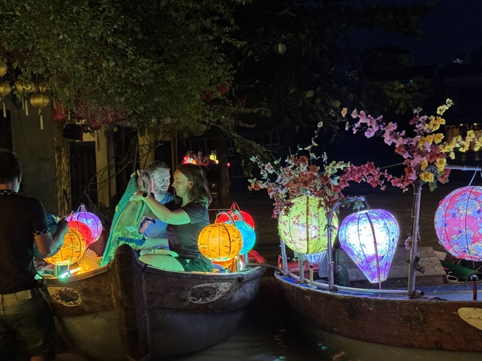 Tổ chức chèo thuyền mùa lũ tại Hội An: Phó Chủ tịch phường lên tiếng - Ảnh 1.