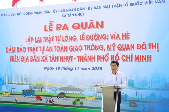 Xã Tân Nhựt, TP HCM: Ra quân lập lại trật tự lòng, lề đường dịp cuối năm 2025 - Ảnh 2.