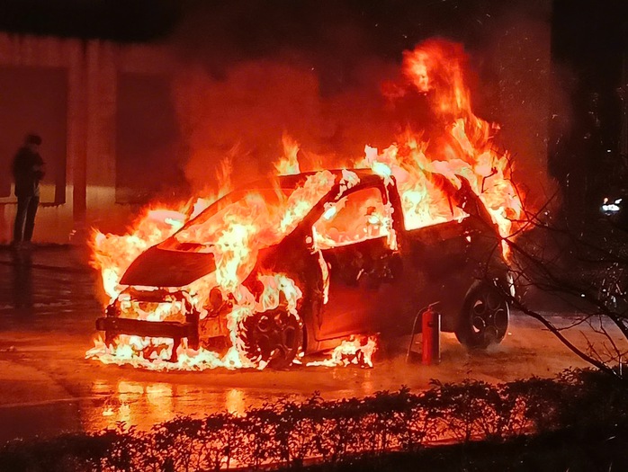 Xe 4 chỗ bốc cháy dữ dội vào giờ tan tầm trên đường Lê Quang Đạo - Ảnh 1.