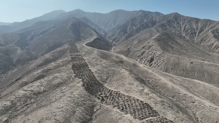 5.200 hố bí ẩn trải dài trên núi Andes: Sự thật kinh ngạc - Ảnh 1.