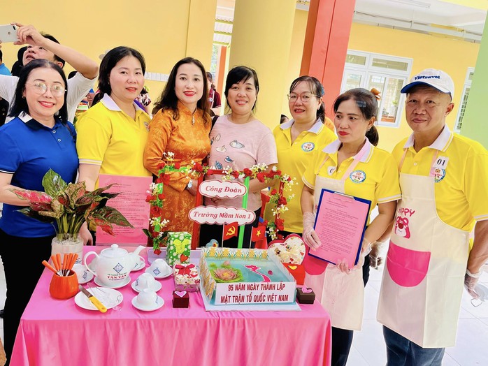 Lãnh đạo LĐLĐ TP HCM thăm, chúc mừng ngày Nhà giáo Việt Nam - Ảnh 3.