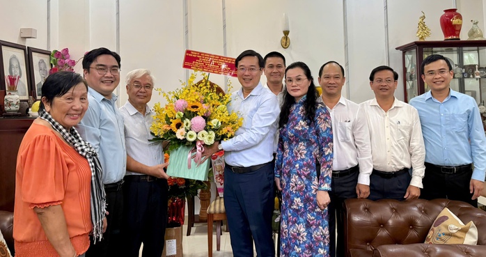 Ông Lê Quốc Phong thăm nhà giáo tiêu biểu ở TPHCM - Ảnh 1.