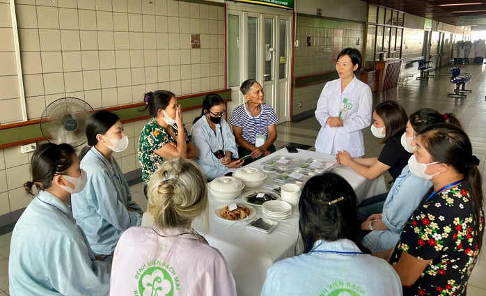 Dinh dưỡng cho bệnh nhân là "vũ khí" hồi phục sức khỏe - Ảnh 1.