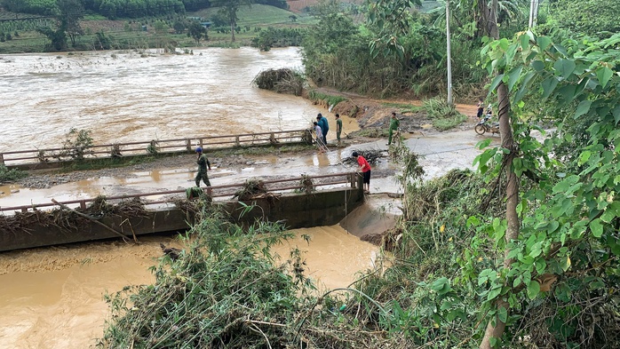 Tiếp cận được với 8 người dân bị mắc kẹt do lũ lớn - Ảnh 2.