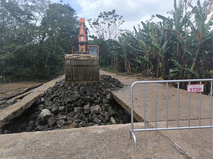 Sạt lở nghiêm trọng trên tỉnh lộ 587 Sau mưa lớn , cảnh báo an toàn giao thông - Ảnh 5. Sạt lở nghiêm trọng trên tỉnh lộ 587 Sau mưa lớn , cảnh báo an toàn giao thông - Ảnh 5.