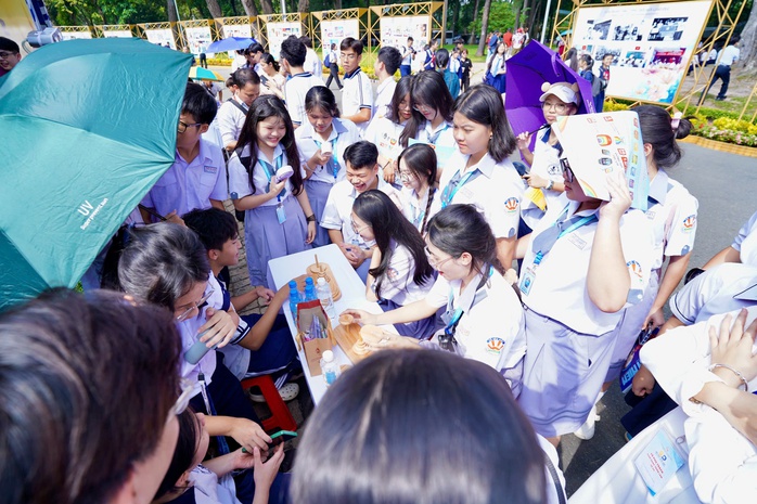 Dấu ấn 50 năm ngành GD-ĐT TP HCM: Xây dựng TP thành trung tâm giáo dục lớn của cả nước và khu vực  - Ảnh 9.