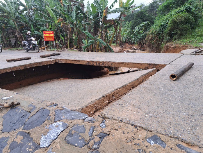 Sạt lở nghiêm trọng trên tỉnh lộ 587 Sau mưa lớn , cảnh báo an toàn giao thông - Ảnh 4. Sạt lở nghiêm trọng trên tỉnh lộ 587 Sau mưa lớn , cảnh báo an toàn giao thông - Ảnh 4.