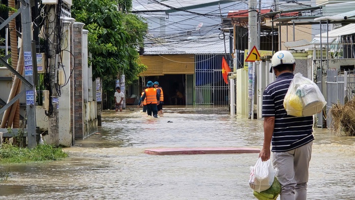 Khánh Hòa: Sẽ tiếp tục có mưa to, Nha Trang vẫn ngập, 2 người còn mất tích - Ảnh 3.