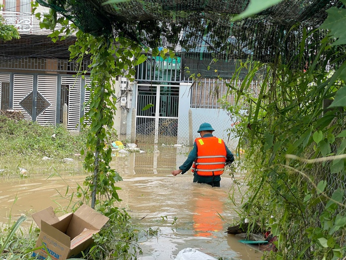 Khánh Hòa: Sẽ tiếp tục có mưa to, Nha Trang vẫn ngập, 2 người còn mất tích - Ảnh 2.