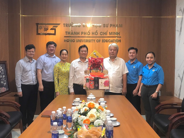 Lãnh đạo LĐLĐ TP HCM thăm, chúc mừng ngày Nhà giáo Việt Nam - Ảnh 2.