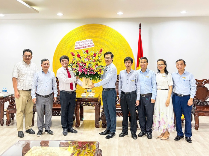 Lãnh đạo LĐLĐ TP HCM thăm, chúc mừng ngày Nhà giáo Việt Nam - Ảnh 1.