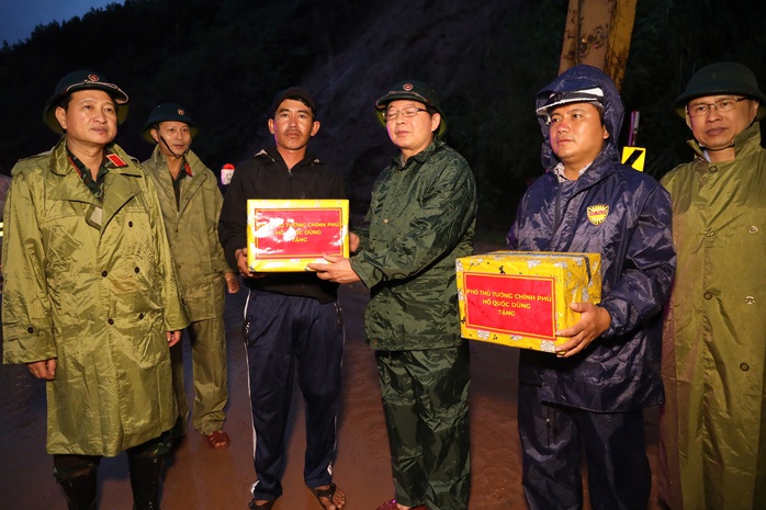 Phó Thủ tướng Hồ Quốc Dũng: Nỗ lực thông tuyến tạm đèo Khánh Lê trong 48 giờ tới  - Ảnh 4.