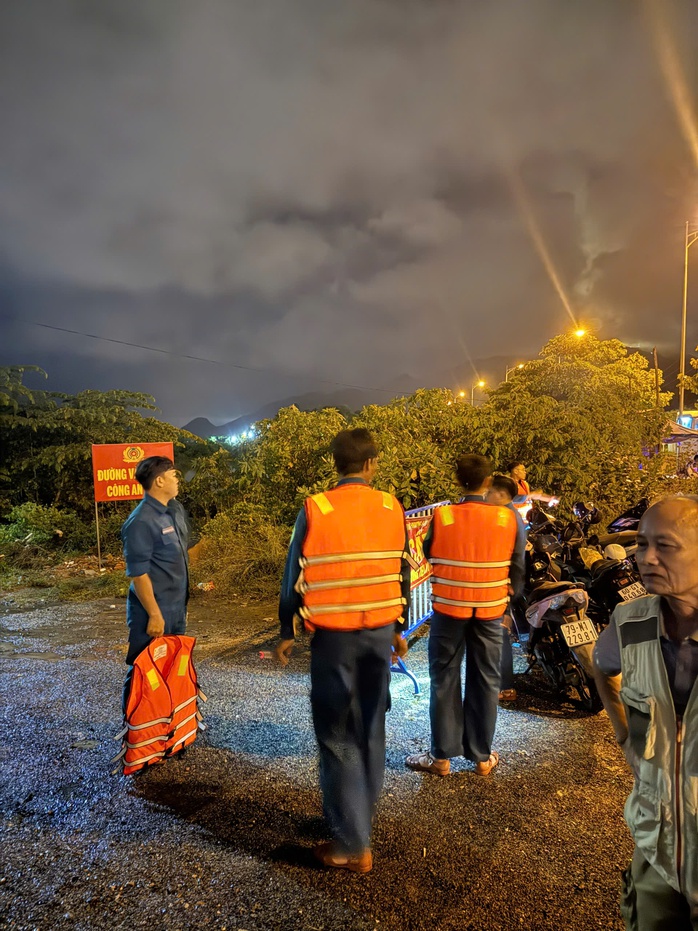 Nha Trang lũ chồng lũ ngập nặng trong đêm - Ảnh 5.