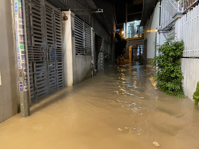 Nha Trang lũ chồng lũ ngập nặng trong đêm - Ảnh 1.