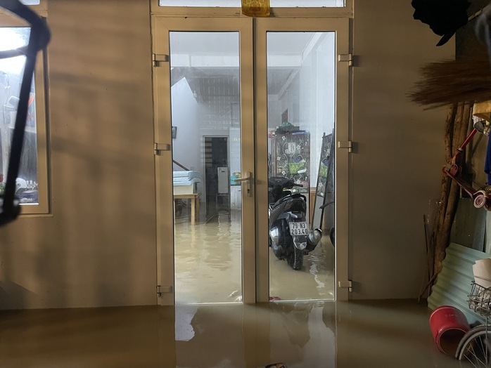 Nha Trang lũ chồng lũ ngập nặng trong đêm - Ảnh 2.