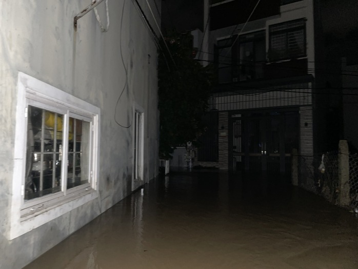 Nha Trang lũ chồng lũ ngập nặng trong đêm - Ảnh 3.