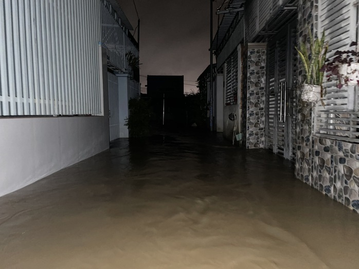 Nha Trang lũ chồng lũ ngập nặng trong đêm - Ảnh 4.