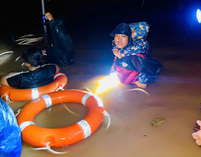 Chủ tịch UBND tỉnh Đắk Lắk yêu cầu bảo đảm an toàn tính mạng trong mưa lũ - Ảnh 2. Chủ tịch UBND tỉnh Đắk Lắk yêu cầu bảo đảm an toàn tính mạng trong mưa lũ - Ảnh 2.