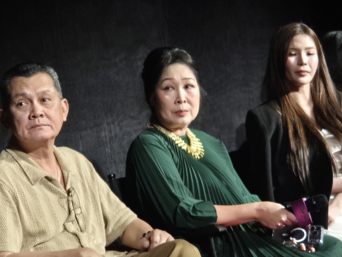 Xuân Lan bật khóc vì Hương Giang và Tú "Mưa đỏ" - Ảnh 1.