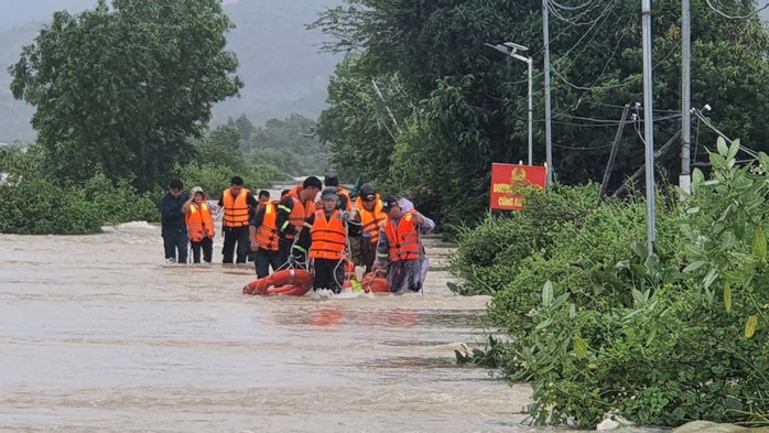 Khánh Hoà: Khẩn trương ứng cứu người dân khu vực bị ngập - Ảnh 4.