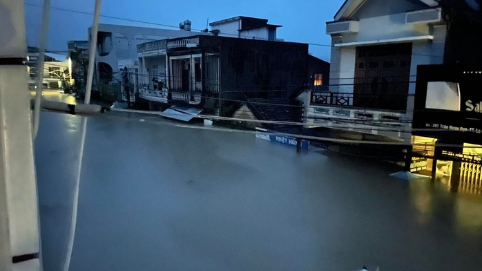 Chủ tịch UBND tỉnh Đắk Lắk yêu cầu bảo đảm an toàn tính mạng trong mưa lũ - Ảnh 4. Chủ tịch UBND tỉnh Đắk Lắk yêu cầu bảo đảm an toàn tính mạng trong mưa lũ - Ảnh 4.