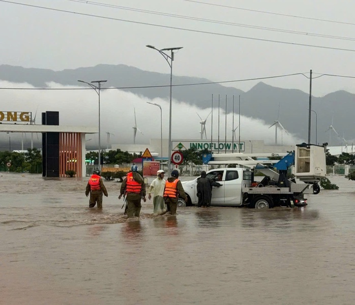 Mưa lớn trở lại, hơn 6.000 công nhân KCN Du Long tiếp tục tạm nghỉ việc - Ảnh 1.