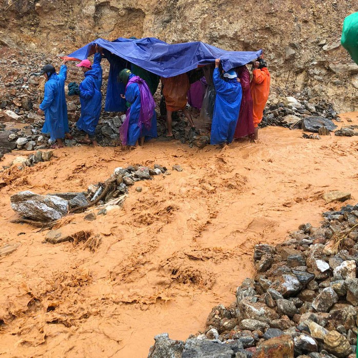 Quặn lòng khoảng khắc khiêng người thở ô xy qua vùng núi lở - Ảnh 2. Quặn lòng khoảng khắc khiêng người thở ô xy qua vùng núi lở - Ảnh 2.