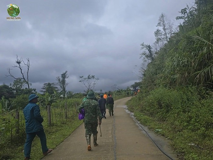 Núi phát ra tiếng nổ vang trời, lực lượng tìm kiếm 3 người nghi bị vùi phải rút lui - Ảnh 3.