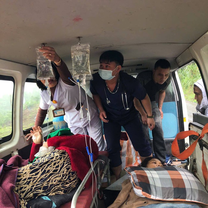 Quặn lòng khoảng khắc khiêng người thở ô xy qua vùng núi lở - Ảnh 4. Quặn lòng khoảng khắc khiêng người thở ô xy qua vùng núi lở - Ảnh 4.