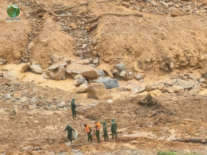 Núi phát ra tiếng nổ vang trời, lực lượng tìm kiếm 3 người nghi bị vùi phải rút lui - Ảnh 1.