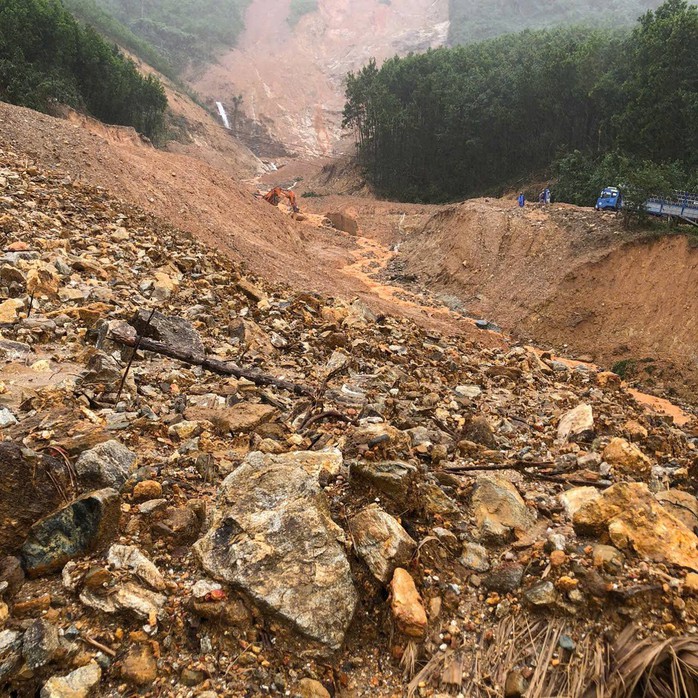 Quặn lòng khoảng khắc khiêng người thở ô xy qua vùng núi lở - Ảnh 1. Quặn lòng khoảng khắc khiêng người thở ô xy qua vùng núi lở - Ảnh 1.