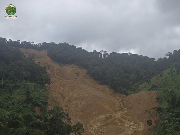 Núi phát ra tiếng nổ vang trời, lực lượng tìm kiếm 3 người nghi bị vùi phải rút lui - Ảnh 2.