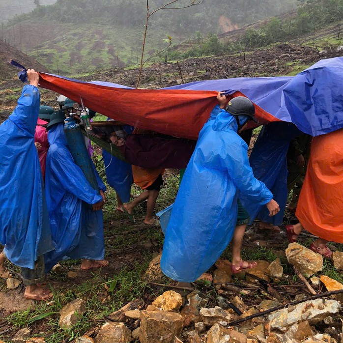 Quặn lòng khoảng khắc khiêng người thở ô xy qua vùng núi lở - Ảnh 3. Quặn lòng khoảng khắc khiêng người thở ô xy qua vùng núi lở - Ảnh 3.
