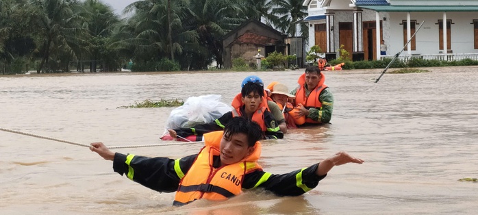 Khánh Hoà: Khẩn trương ứng cứu người dân khu vực bị ngập - Ảnh 2.