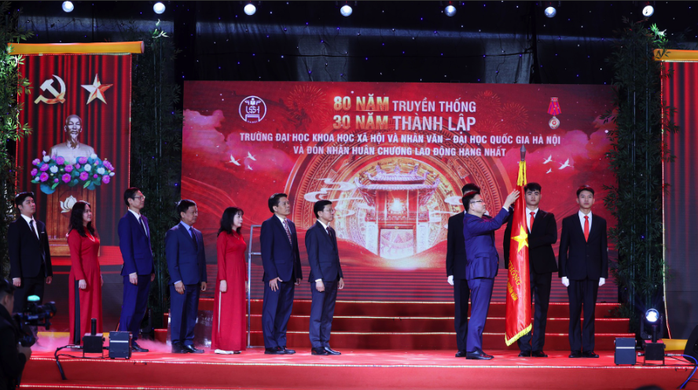 Trường ĐH Khoa học Xã hội và Nhân văn nhận Huân chương Lao động hạng nhất - Ảnh 2.