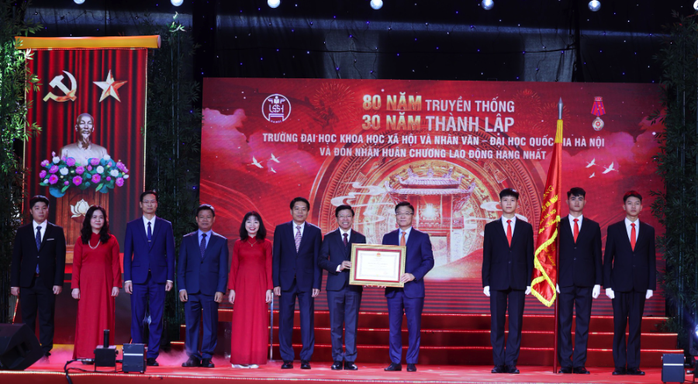 Trường ĐH Khoa học Xã hội và Nhân văn nhận Huân chương Lao động hạng nhất - Ảnh 3.