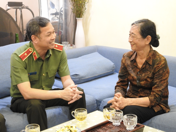 Công an TP HCM thăm nhà giáo tiêu biểu - Ảnh 1.