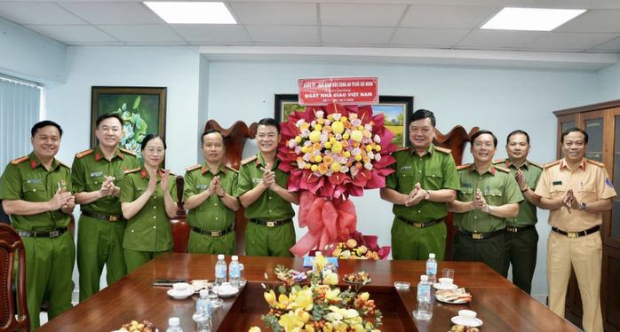 Công an TP HCM thăm nhà giáo tiêu biểu - Ảnh 3.