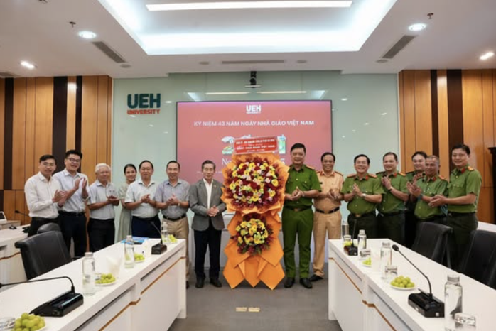 Công an TP HCM thăm nhà giáo tiêu biểu - Ảnh 4.