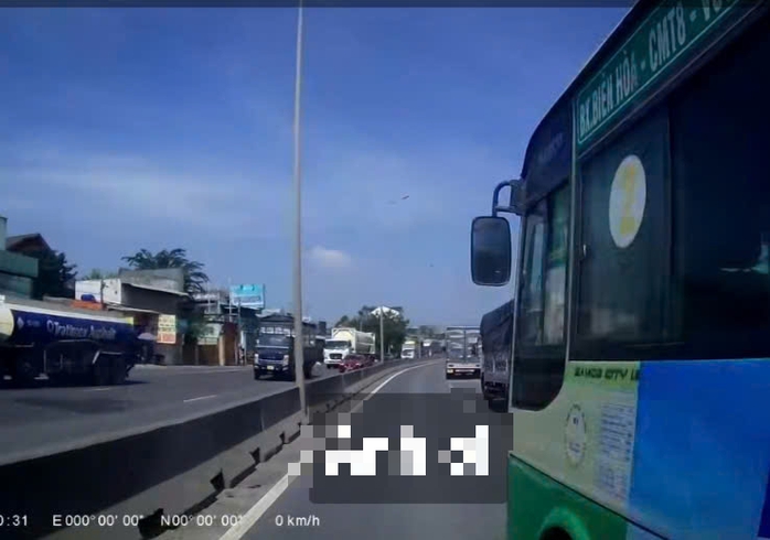 Xử nặng loạt xe vượt ‘ẩu’ bị người dân ghi lại - Ảnh 1.