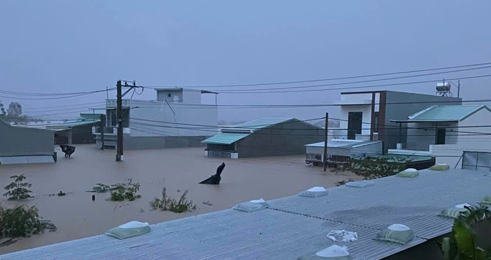 Chủ tịch UBND tỉnh Đắk Lắk yêu cầu bảo đảm an toàn tính mạng trong mưa lũ - Ảnh 3. Chủ tịch UBND tỉnh Đắk Lắk yêu cầu bảo đảm an toàn tính mạng trong mưa lũ - Ảnh 3.