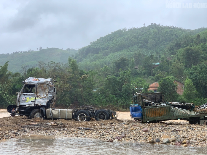 Xe đầu kéo trong vụ tài xế bị lũ cuốn ở Quảng Trị đã được trục vớt, hé lộ hình ảnh đầu tiên - Ảnh 5. Xe đầu kéo trong vụ tài xế bị lũ cuốn ở Quảng Trị đã được trục vớt, hé lộ hình ảnh đầu tiên - Ảnh 5.