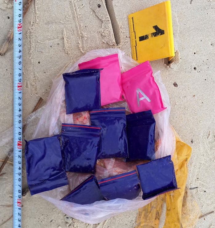 Phát hiện nhiều túi ni-lon nghi chứa ma tuý dạt vào bờ biển Quảng Trị - Ảnh 3.