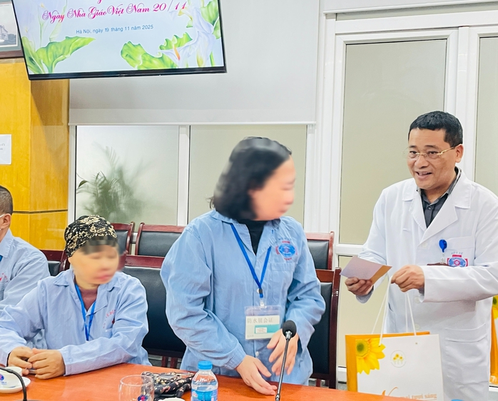 Cô giáo mắc ung thư bật khóc khi được bệnh viện tri ân - Ảnh 2.