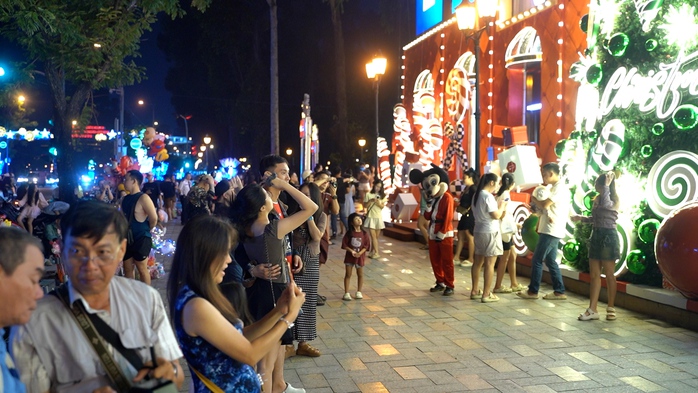 Không khí Giáng sinh tại TP HCM rực rỡ với những con đường trang trí đẹp mắt - Ảnh 8. Không khí Giáng sinh tại TP HCM rực rỡ với những con đường trang trí đẹp mắt - Ảnh 8.