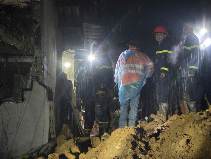 Kỳ tích giải cứu bé gái 8 tuổi mắc kẹt gần 1 giờ vì sạt lở ở Đà Lạt - Ảnh 3.