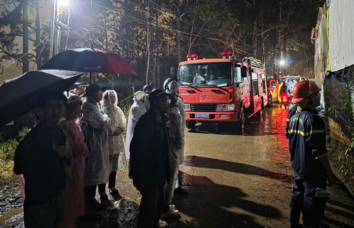 Kỳ tích giải cứu bé gái 8 tuổi mắc kẹt gần 1 giờ vì sạt lở ở Đà Lạt - Ảnh 2.