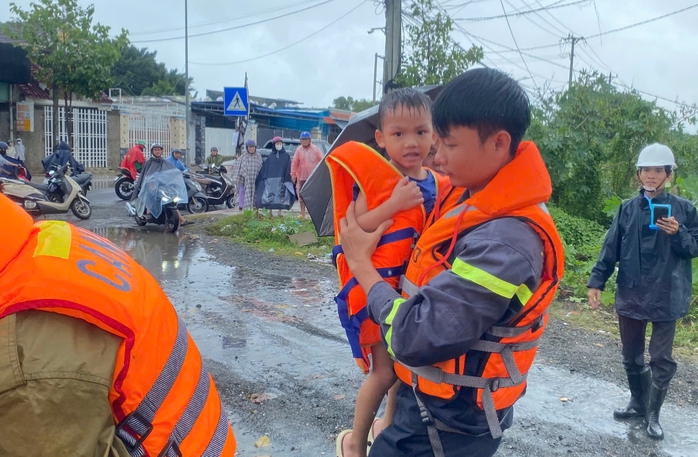 Khánh Hoà: Khẩn trương ứng cứu người dân khu vực bị ngập - Ảnh 5.